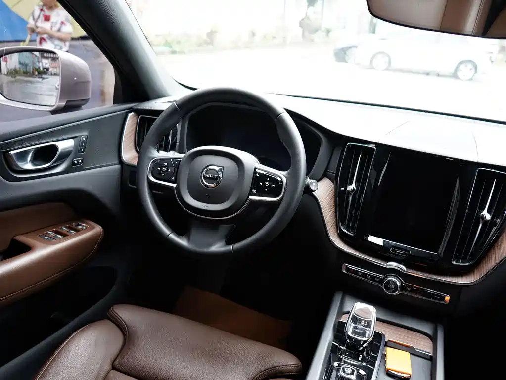 Volvo XC60 2023 — фото 13