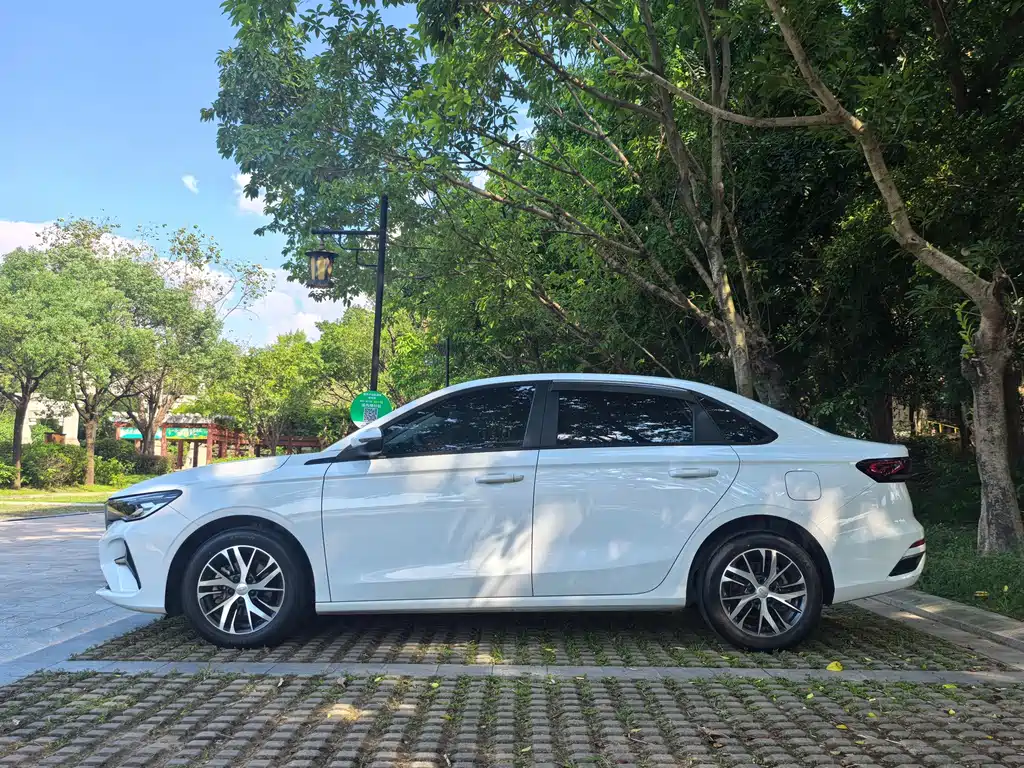 Geely Emgrand 2023