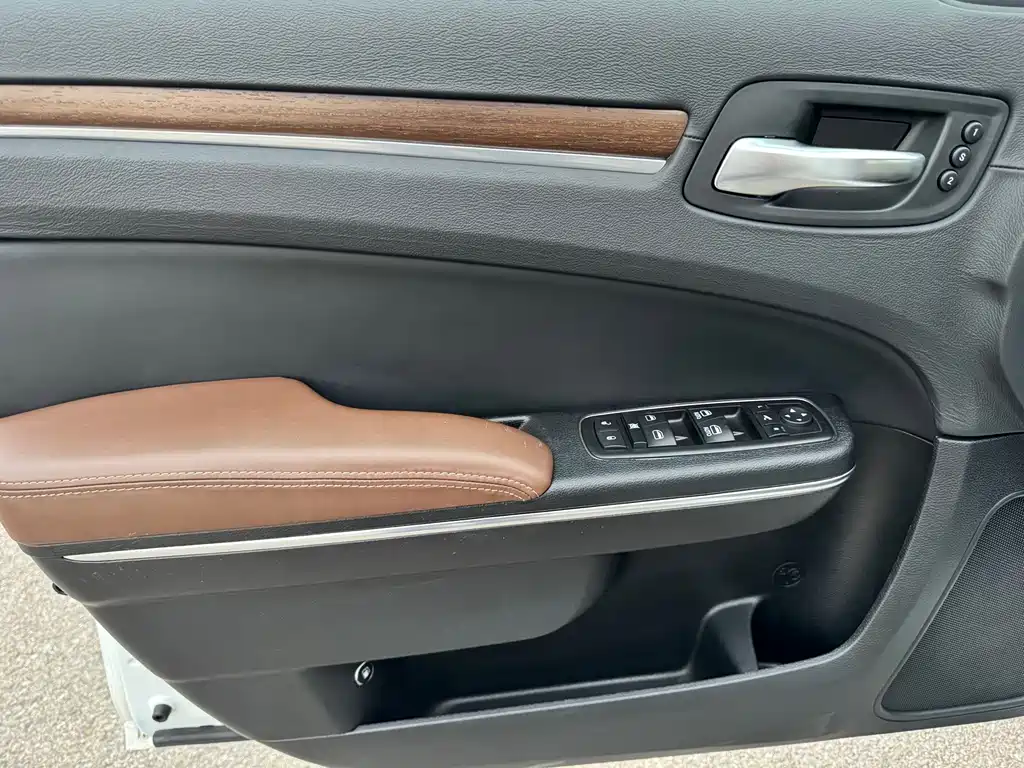 Chrysler 300C 2016 — фото 16