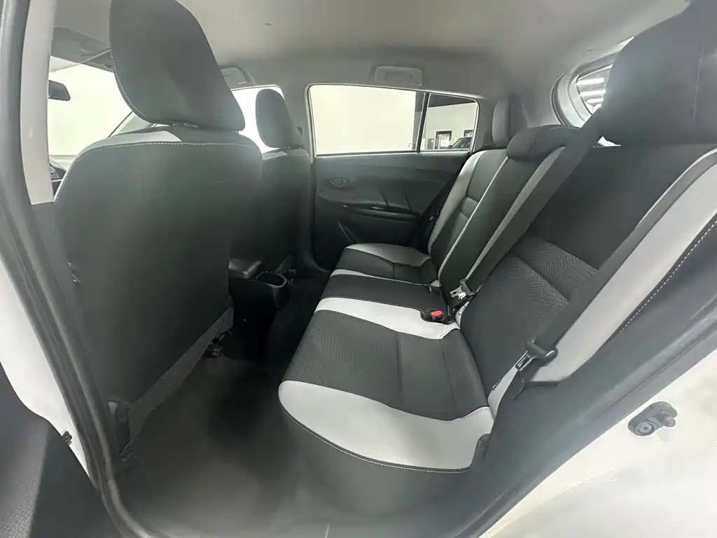 Toyota Yaris L 2023 — фото 24