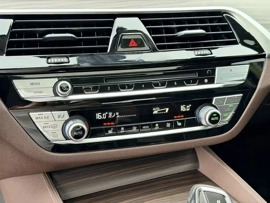 BMW 5 Series 2019 — фото 20