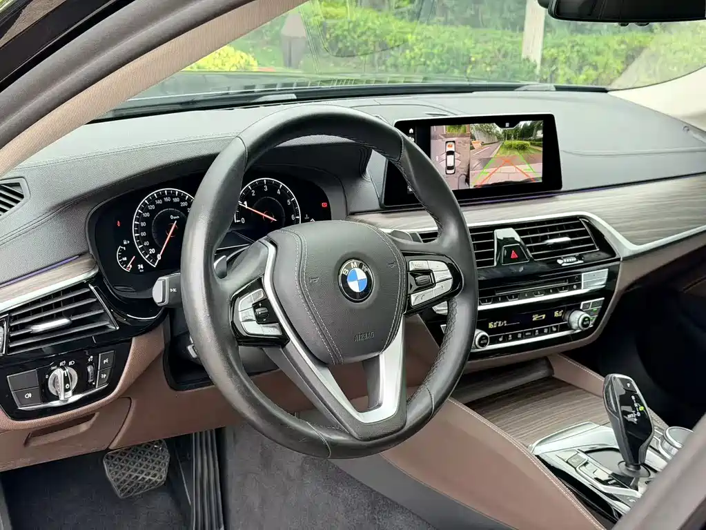 BMW 5 Series 2019 — фото 22