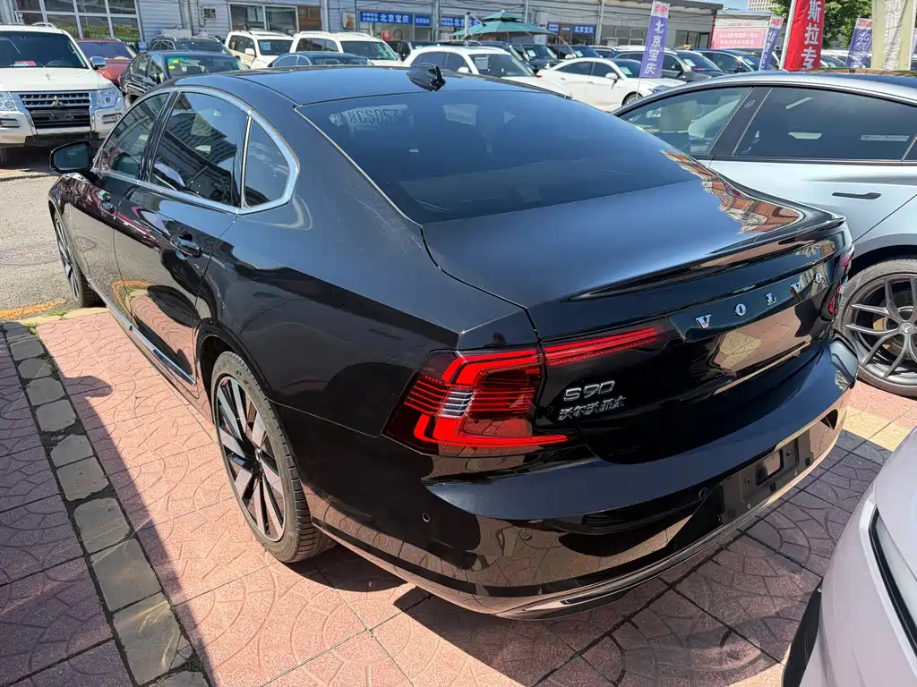 Volvo S90 PHEV 2025