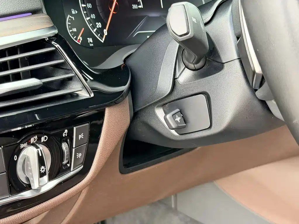 BMW 5 Series 2019 — фото 11