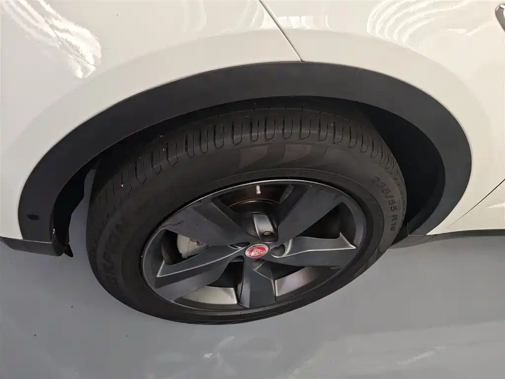 Jaguar E-PACE 2021 — фото 25
