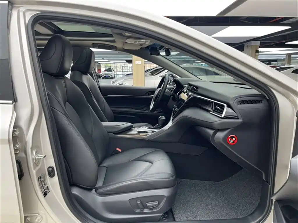 Toyota Camry 2019 — фото 18