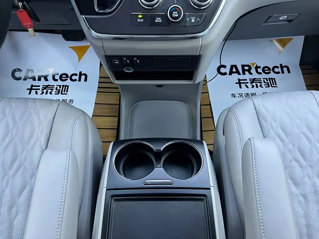 Toyota Sienna 2015 — фото 18