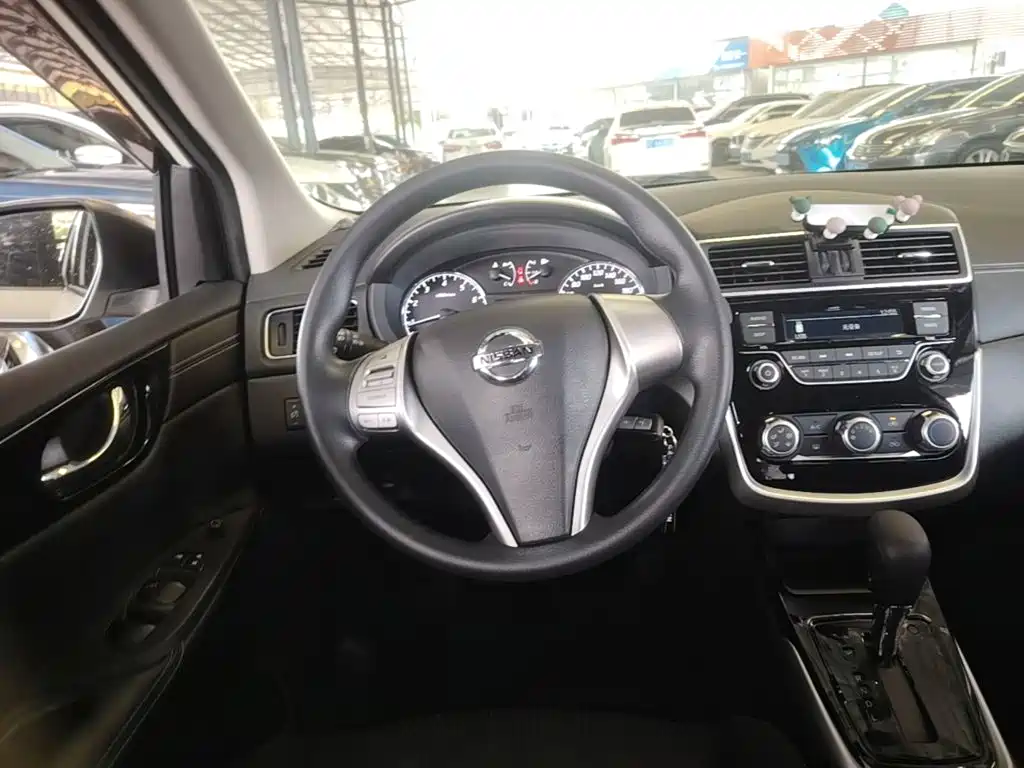 Nissan Tiida 2018 — фото 11