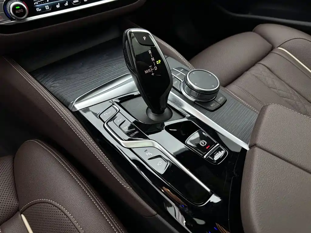 BMW 5 Series 2021 — фото 13
