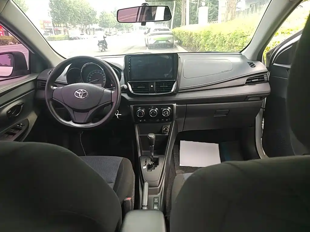 Toyota Yaris L 2017 — фото 10