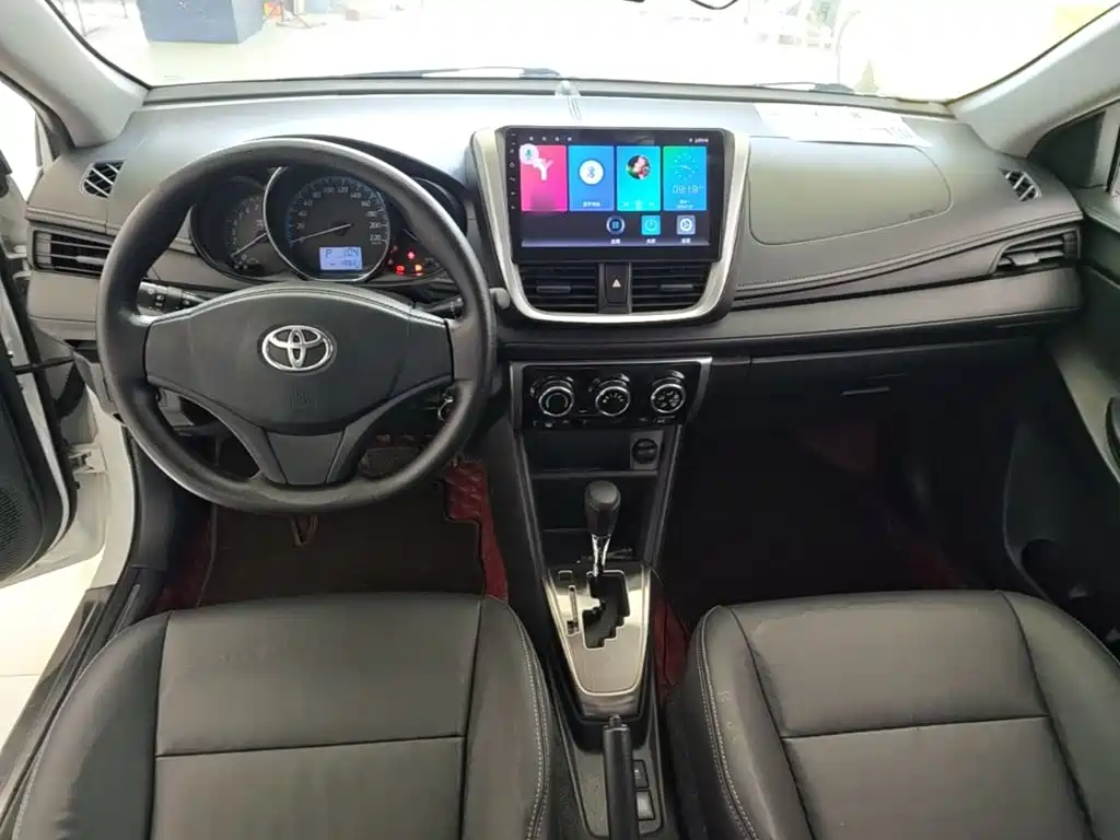 Toyota Yaris L 2017 — фото 10