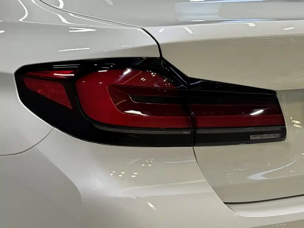 BMW 5 Series 2023 — фото 10