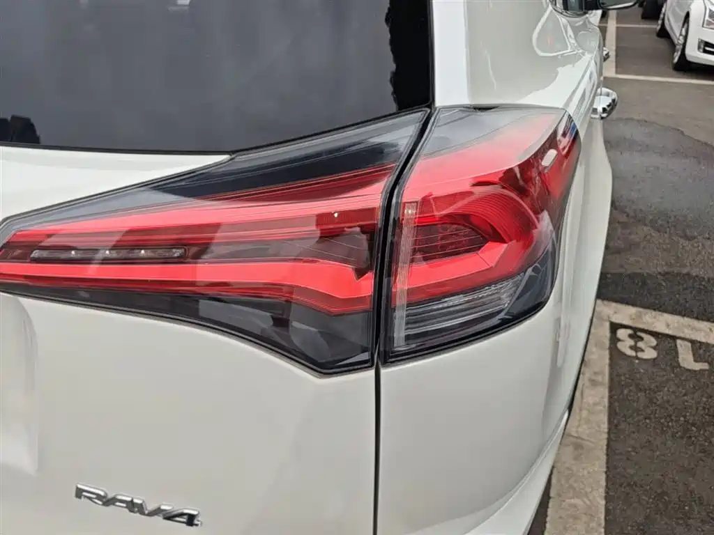 Toyota RAV4 2019 — фото 8