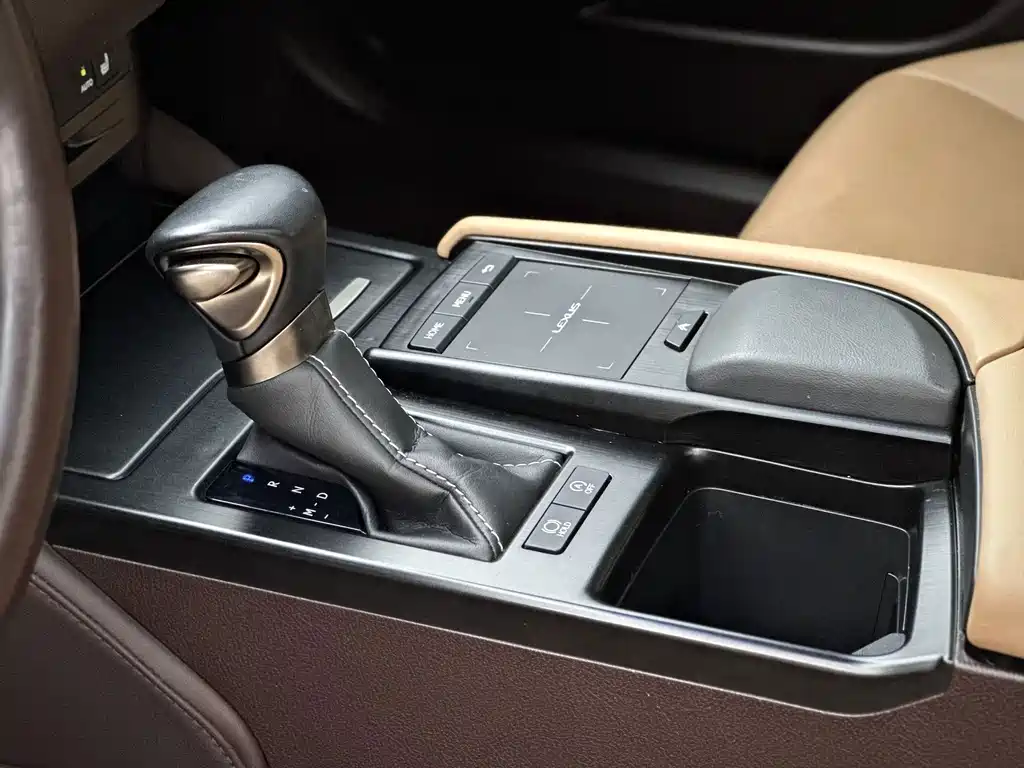Lexus ES 2021 — фото 11