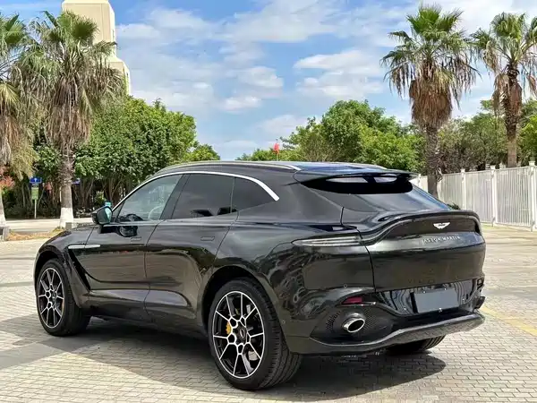 Aston Martin DBX 2022