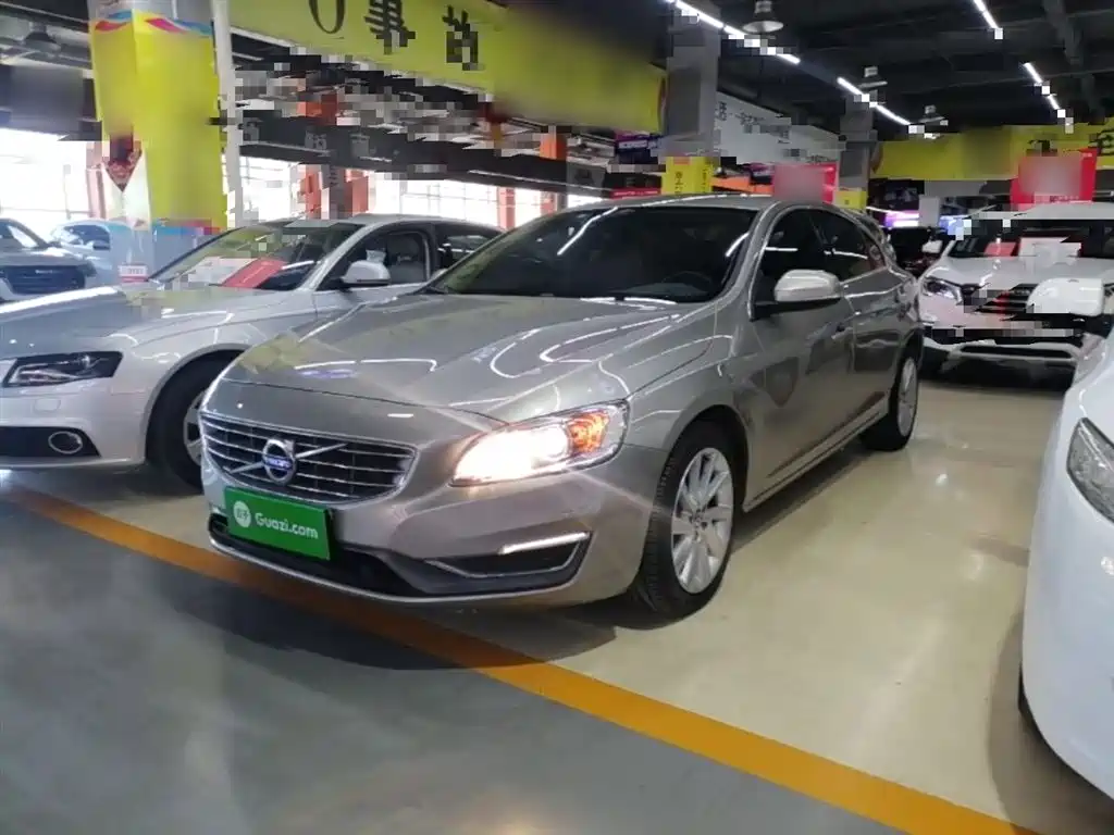Volvo S60 2015 — фото 1