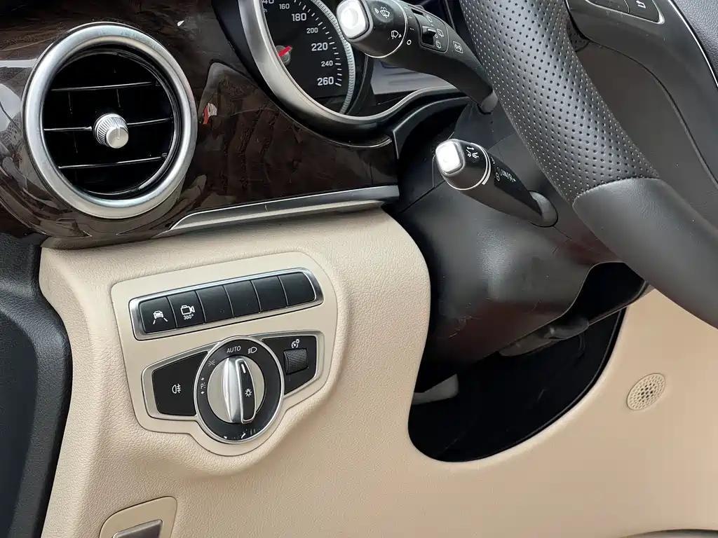 Mercedes-Benz V-Class 2017 — фото 25