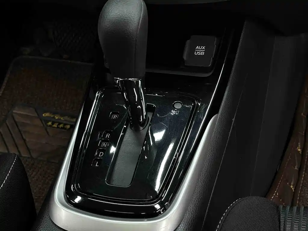 Nissan Tiida 2017 — фото 18
