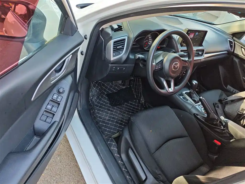 Mazda 3 Axela 2018 — фото 16