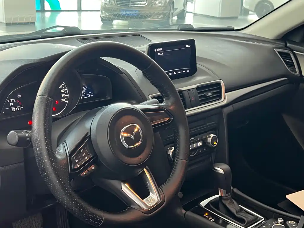Mazda 3 Axela 2019 — фото 12