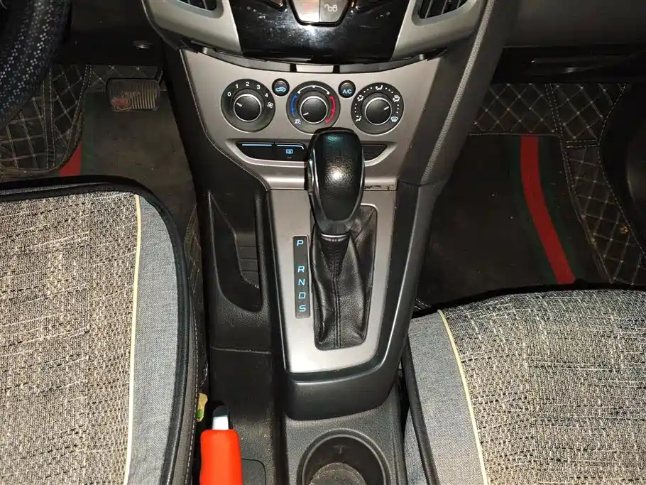 Ford Focus 2013 — фото 16