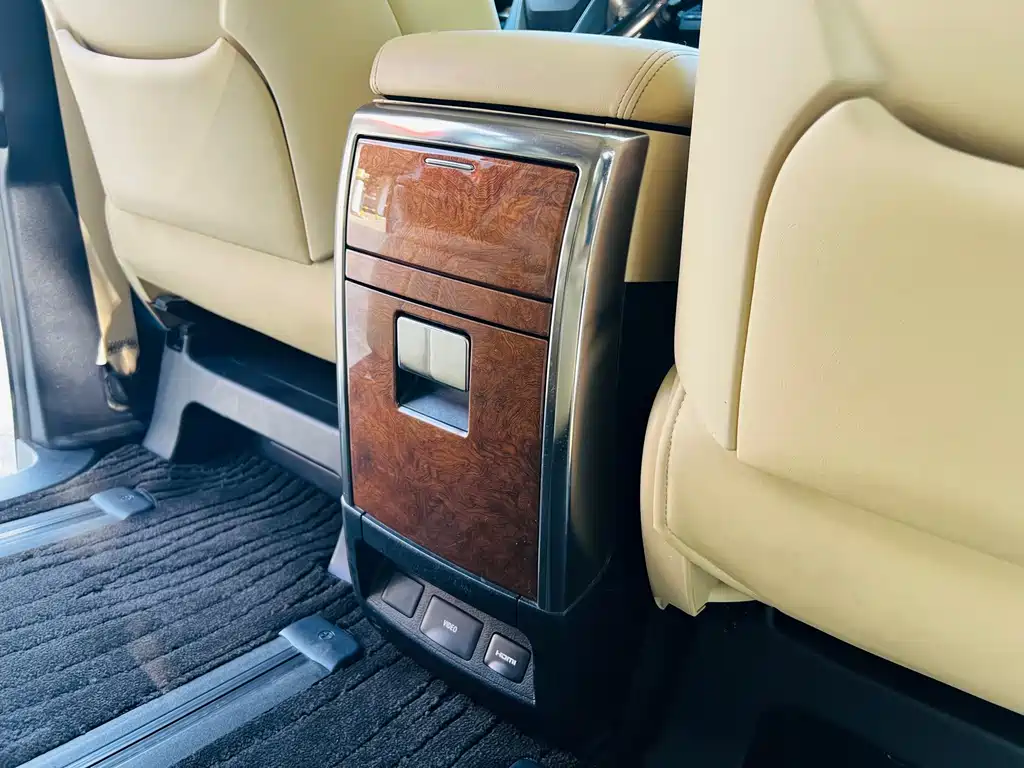 Toyota Alphard 2017 — фото 13