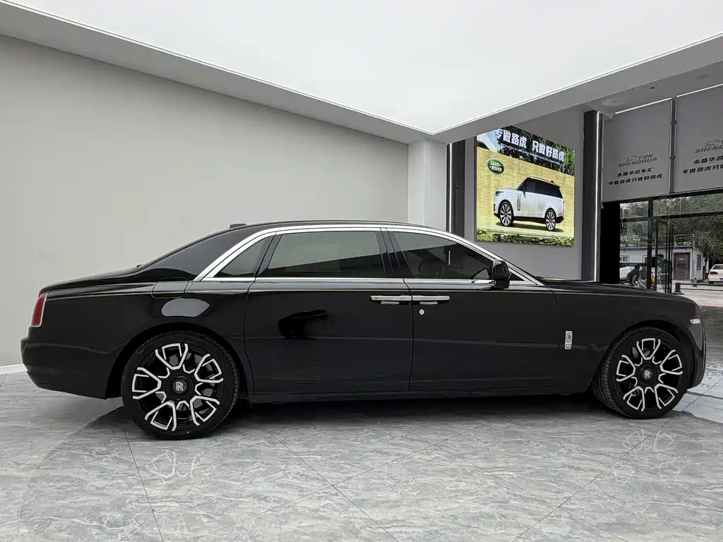Rolls-Royce Ghost 2018 — фото 12