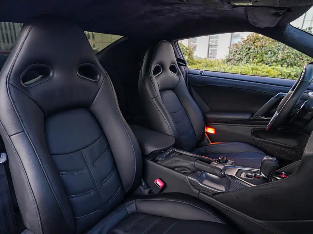 Nissan GT-R 2018 — фото 10