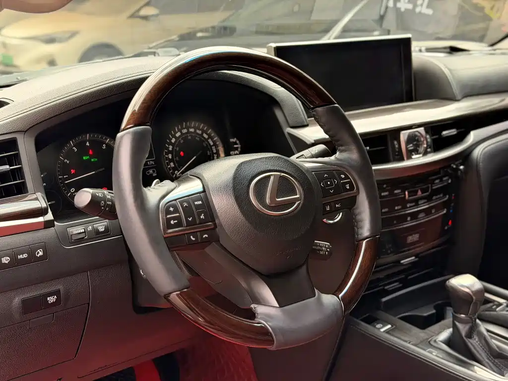 Lexus LX 2017 — фото 9