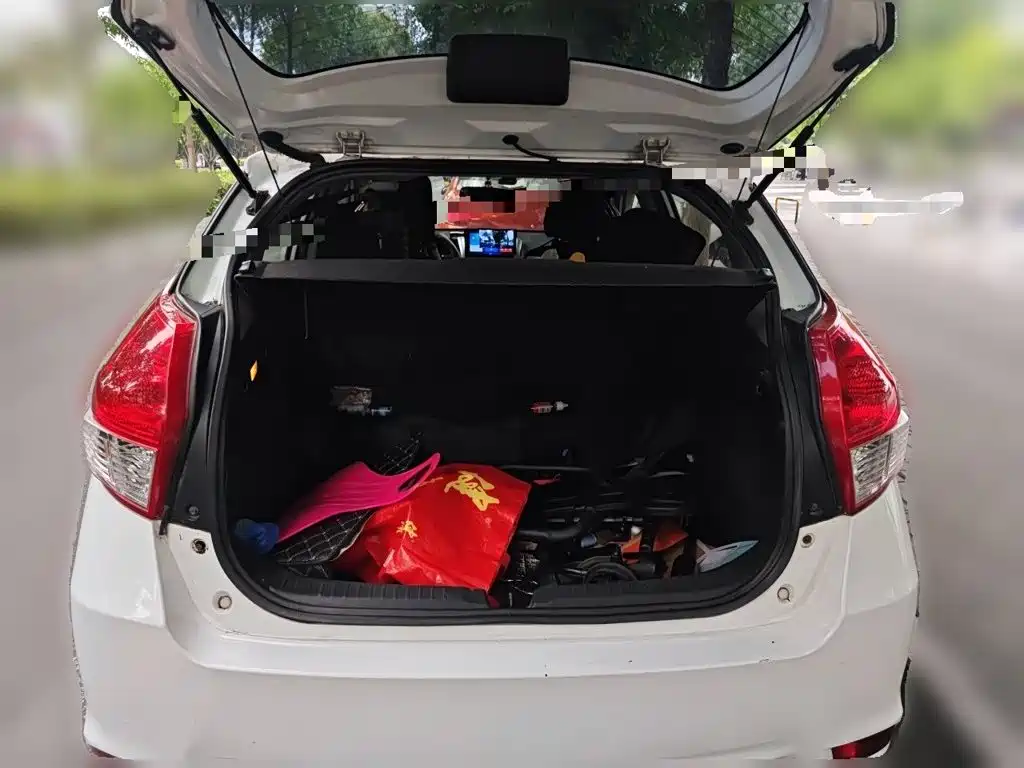 Toyota Yaris L 2015 — фото 10