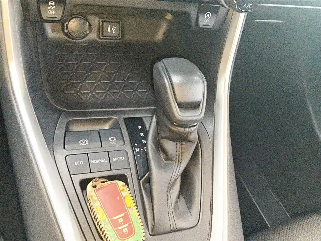 Toyota RAV4 2021 — фото 14