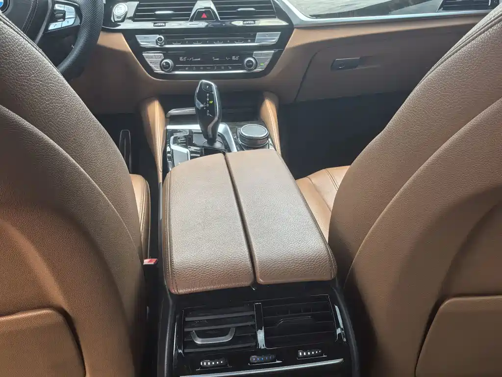 BMW 5 Series 2018 — фото 9