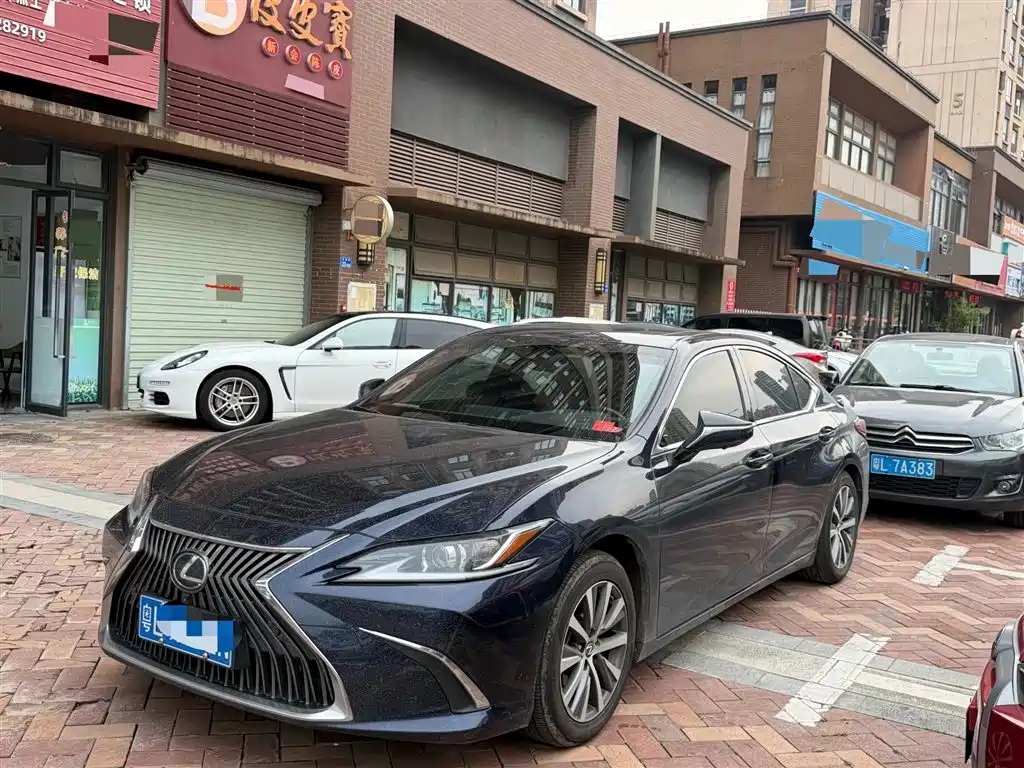Lexus ES 2019 — фото 1