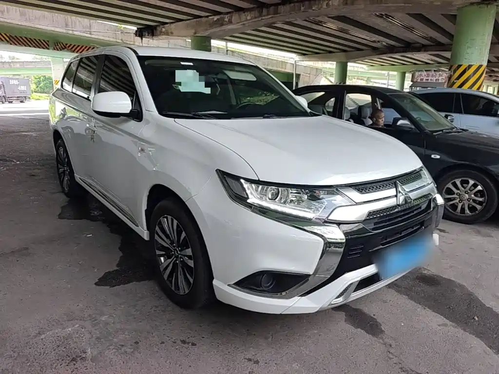 Mitsubishi Outlander 2024 — фото 4