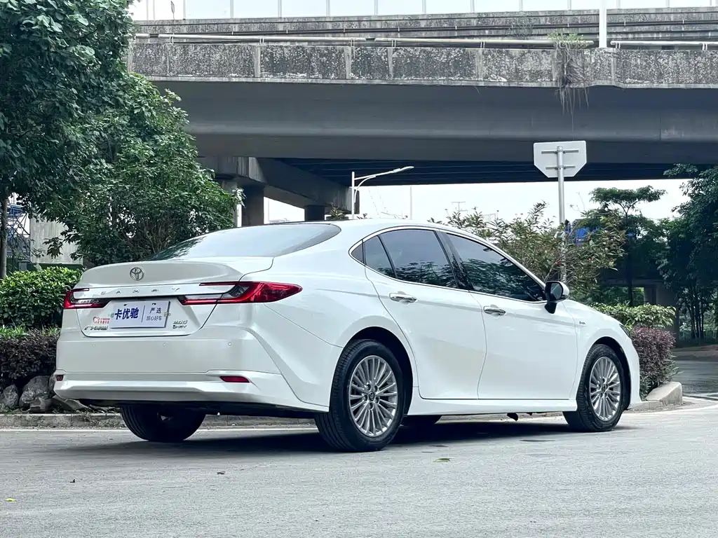 Toyota Camry 2024 — фото 4