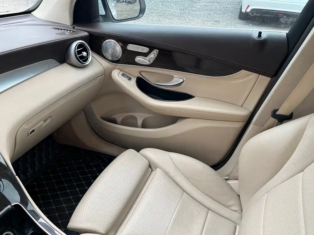 Mercedes-Benz GLC 2017 — фото 12