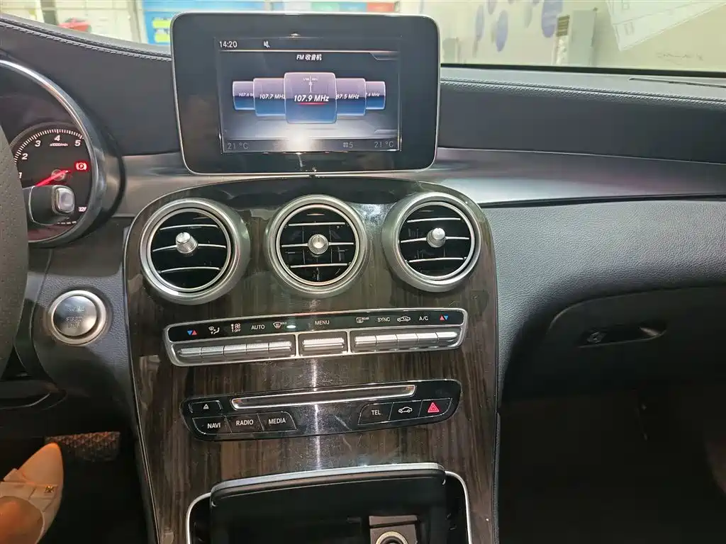 Mercedes-Benz GLC 2017 — фото 11