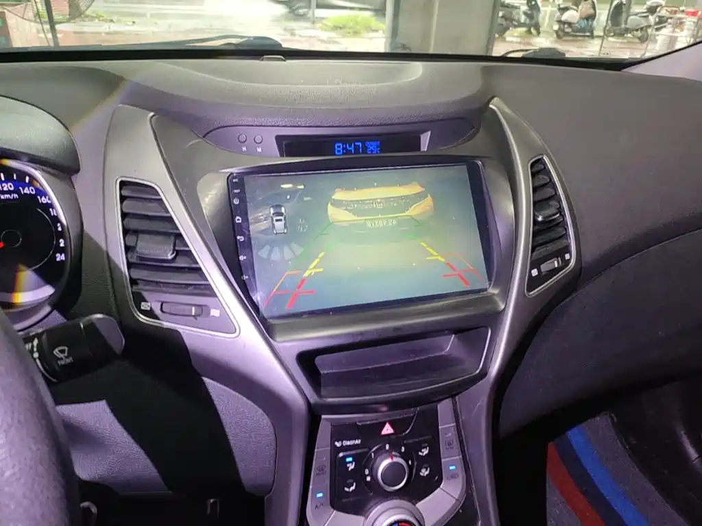 Hyundai Elantra 2017 — фото 13