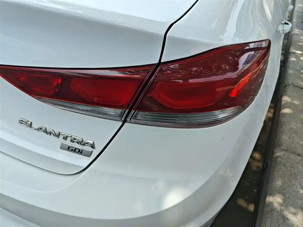 Hyundai Elantra 2016 — фото 8
