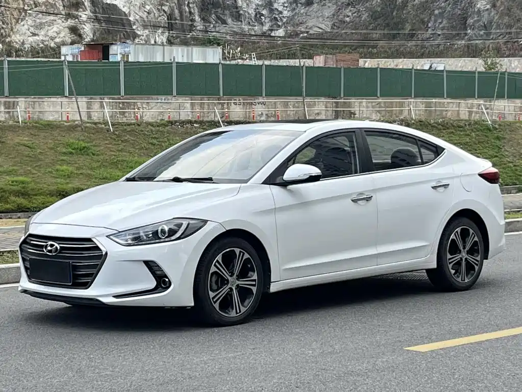Hyundai Elantra 2019 — фото 1