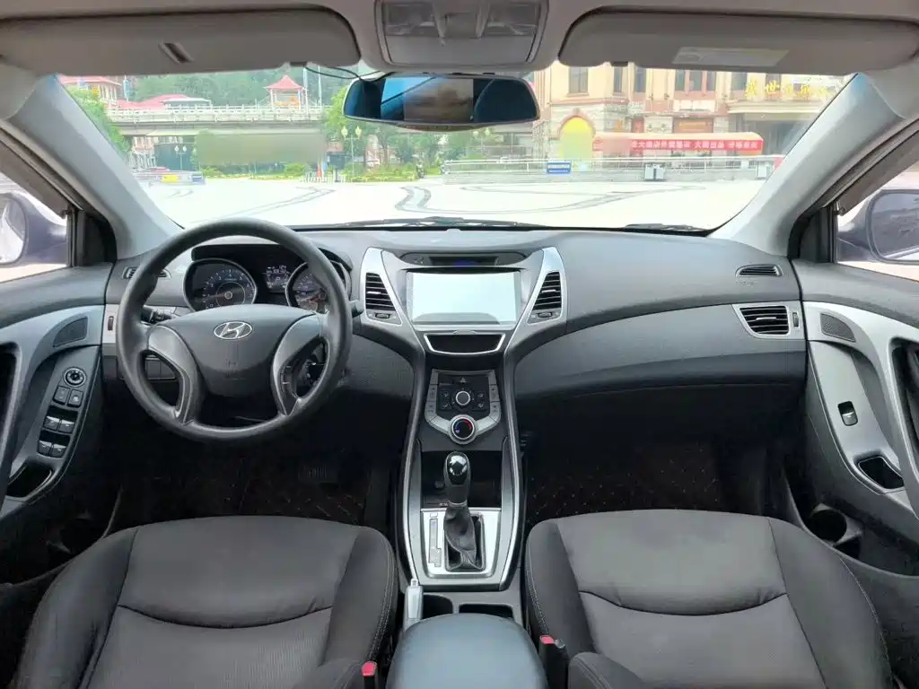Hyundai Elantra 2017 — фото 10