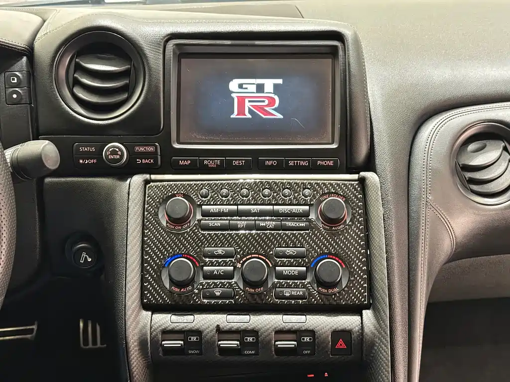 Nissan GT-R 2011 — фото 18