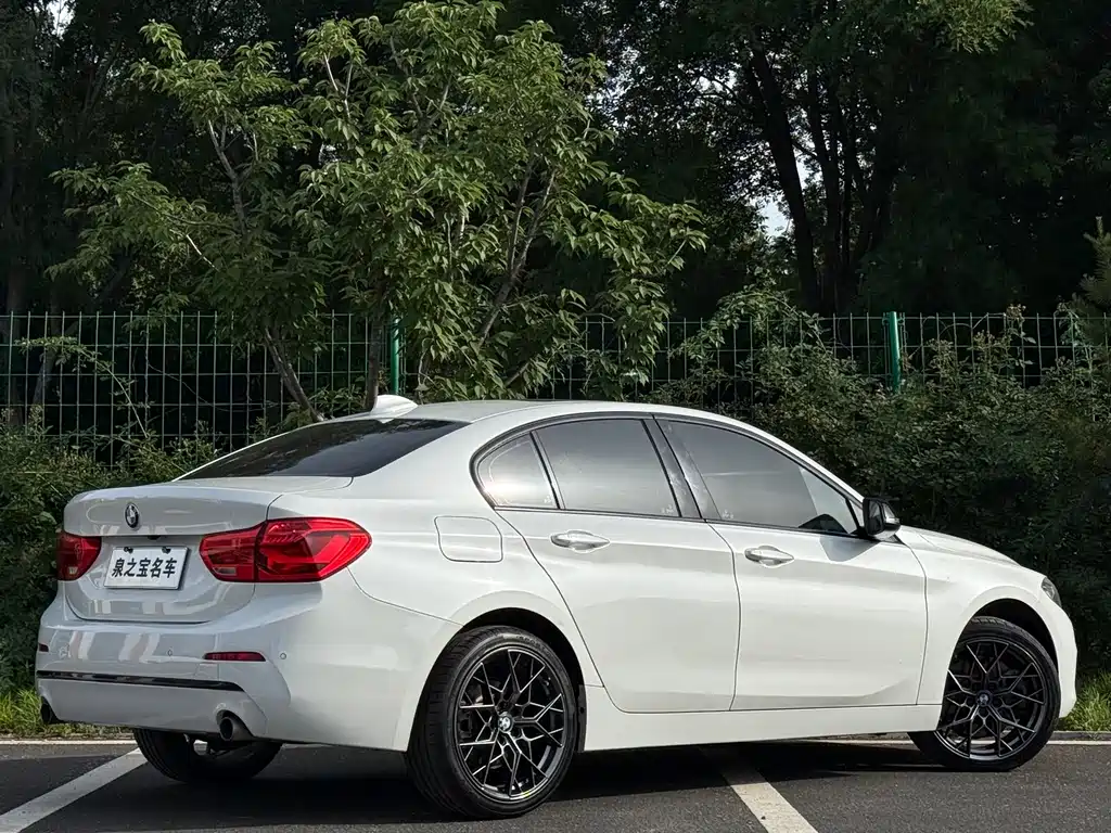 BMW 1 Series 2018 — фото 12