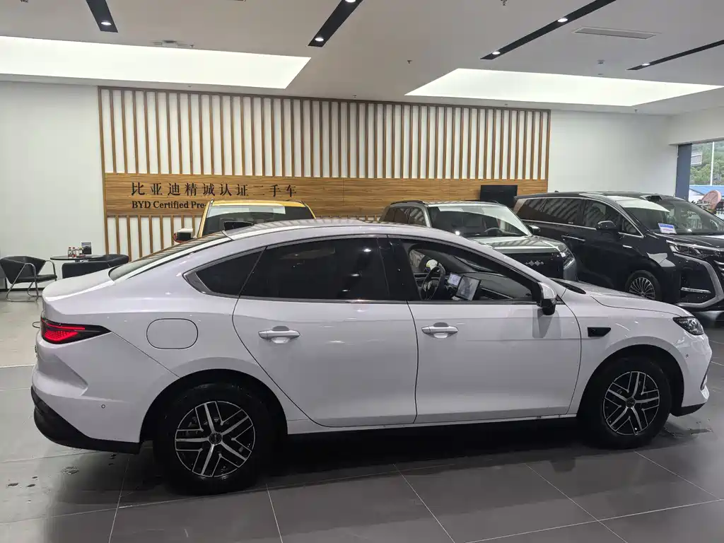 BYD Seal 05 DM-i 2025 — фото 11