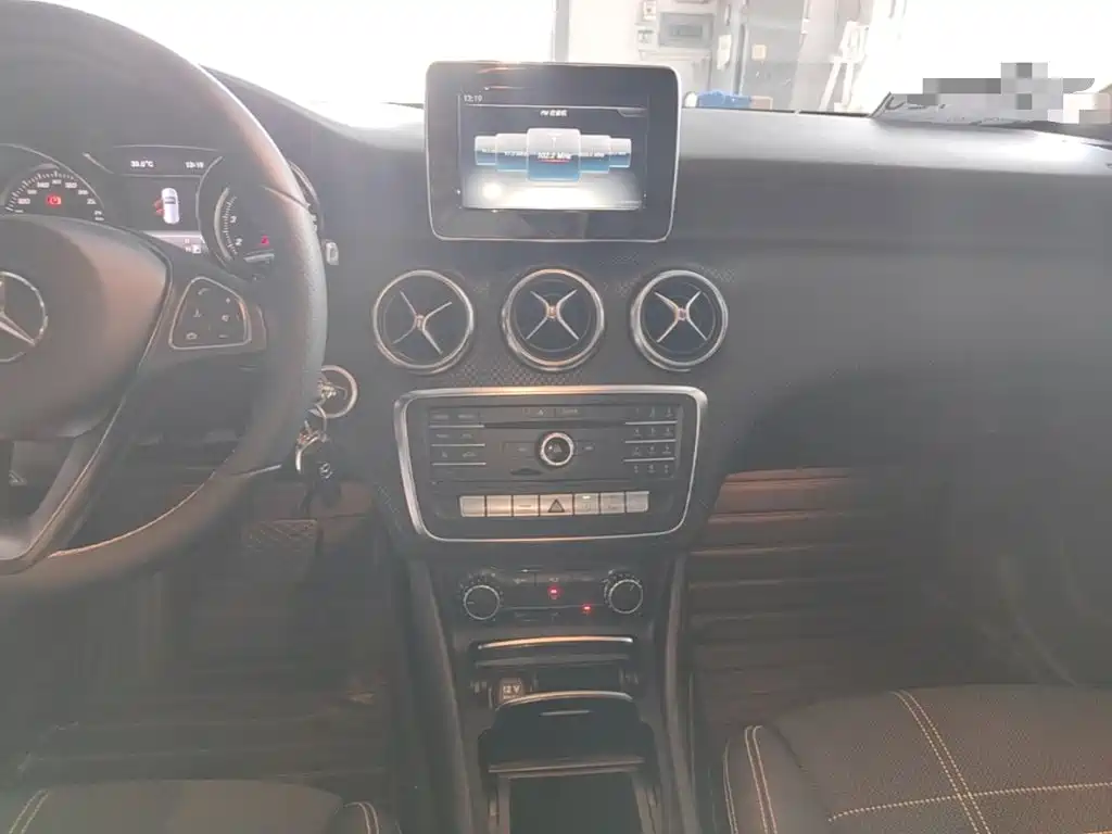 Mercedes-Benz A-Class 2017 — фото 13