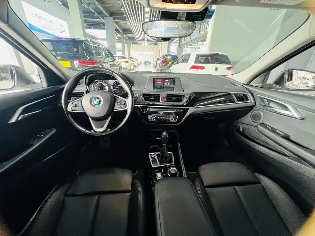 BMW 1 Series 2018 — фото 10