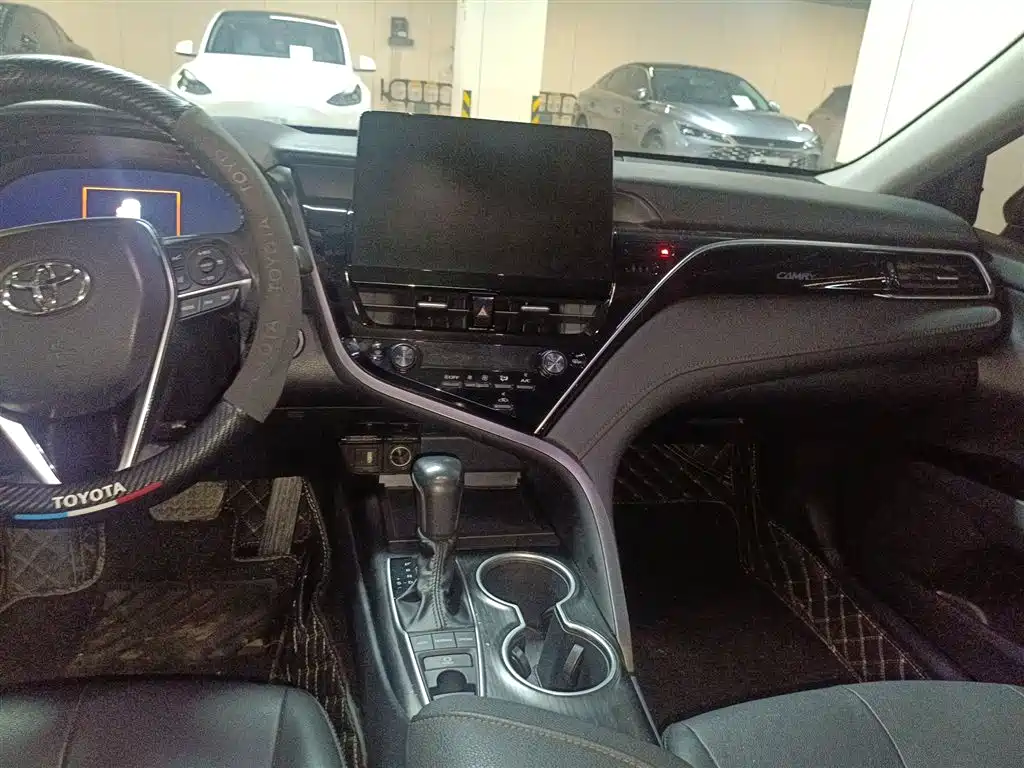 Toyota Camry 2023 — фото 10