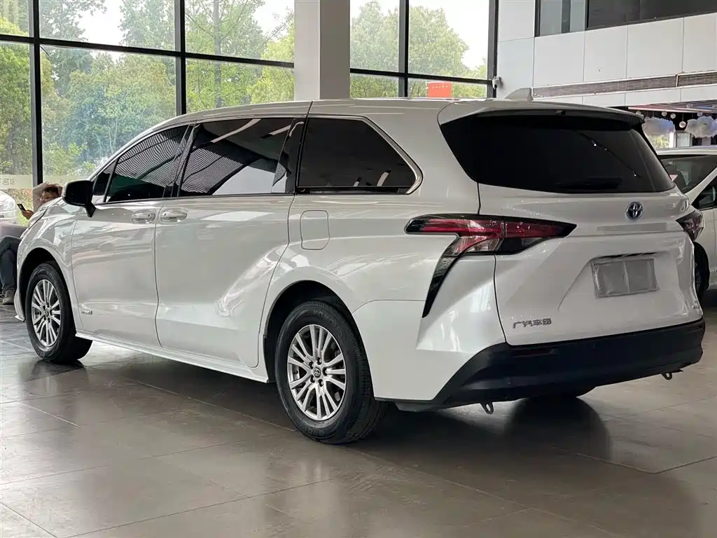 Toyota Sienna 2023 — фото 2