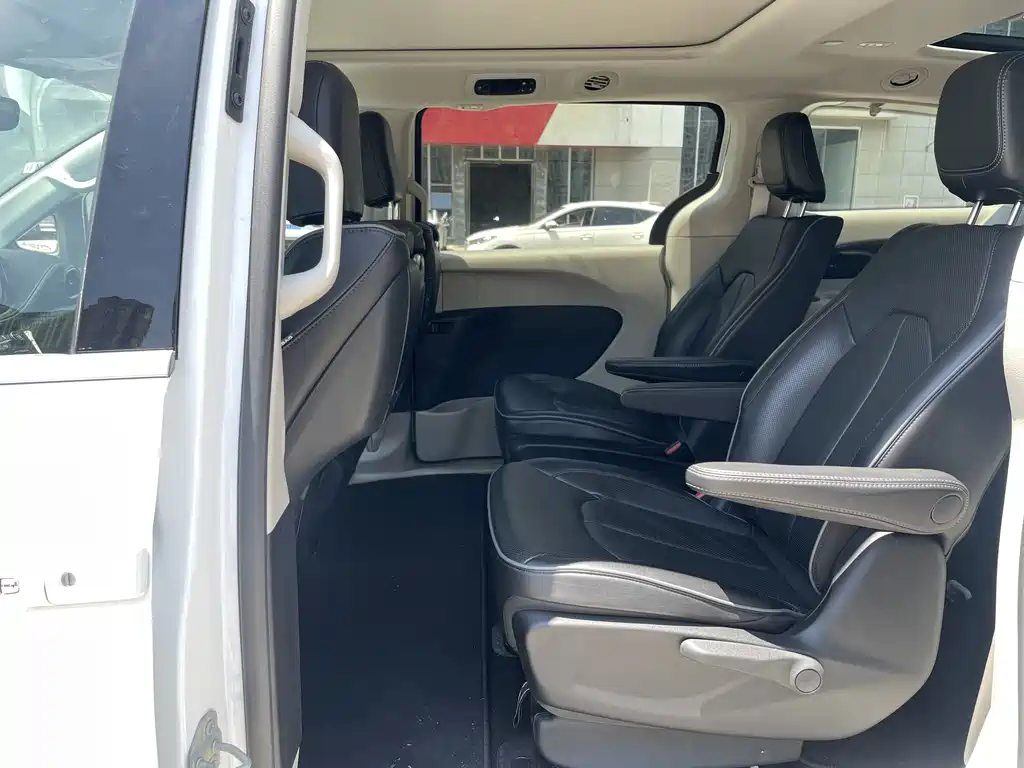 Chrysler Grand Voyager PHEV 2025 — фото 11