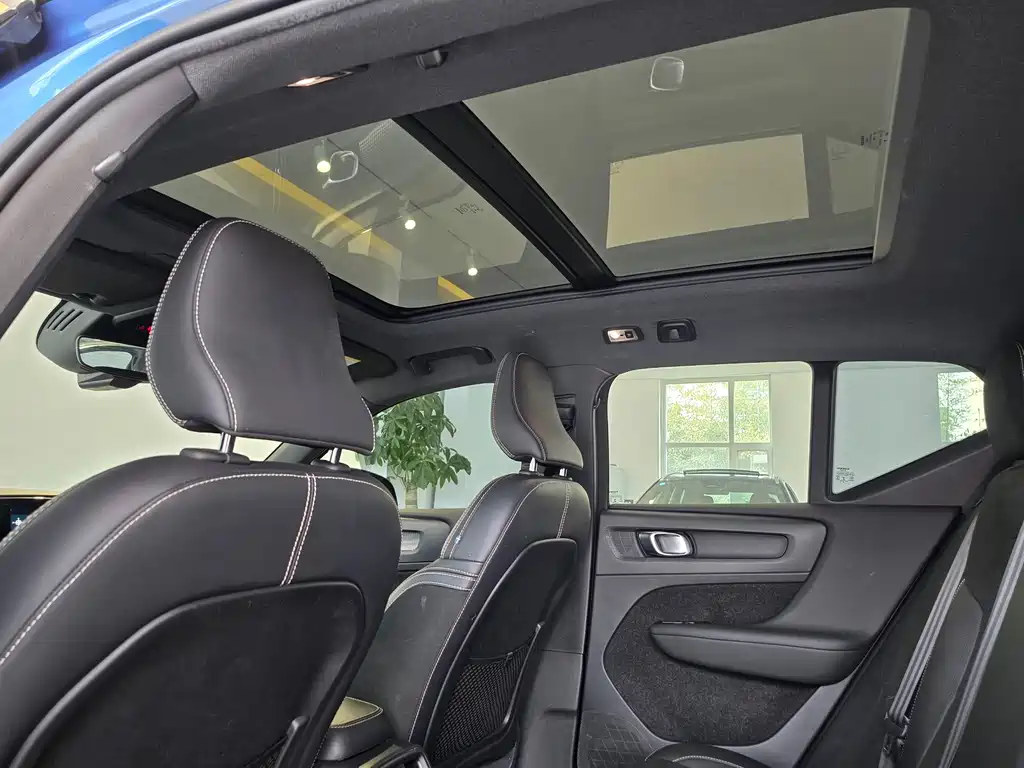 Volvo XC40 2020 — фото 11